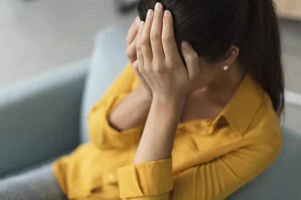 Jovem Triste Mulher Sentada Sala Estar Ela Está Chorando Cobrindo — Fotografia de Stock