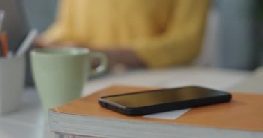 Akıllı telefonundan bir telefon alan bir kadın.