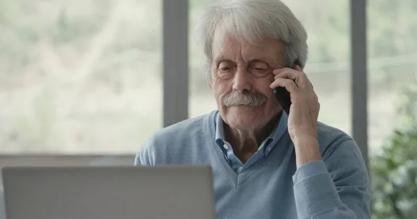 Happy Senior Man Sitting Desk Receiving Phone Call His Smartphone — Stock Photo, Image