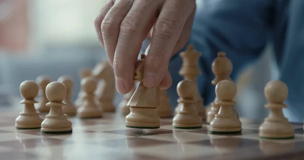 Starší Muž Hraje Šachy Pohybuje Figurkou Šachovnici — Stock fotografie