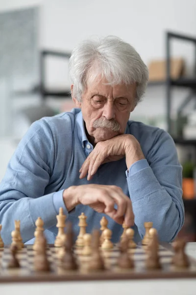 Elderly Man Playing Chess Exercising His Memory — Stock Photo, Image