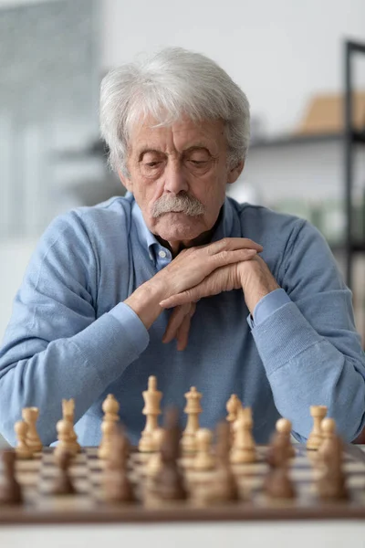 Uomo Anziano Che Gioca Scacchi Sta Esercitando Sua Memoria — Foto Stock