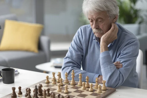 Focused Senior Man Playing Chess Looking Chessboard Thinking — Stock Photo, Image