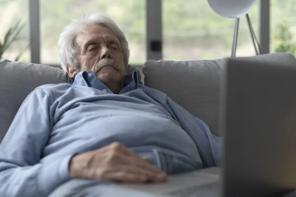 Elderly Man Falling Asleep Couch While Watching Videos His Laptop — Stock Photo, Image