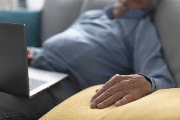 Starší Muž Usínající Gauči Při Sledování Videí Svém Notebooku — Stock fotografie