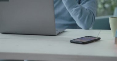 Kıdemli bir adam telefon alıyor.