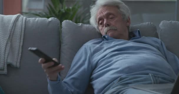 Starší muž zvedá telefon. — Stock video