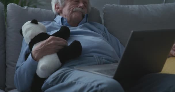 Hombre mayor durmiendo en el sofá — Vídeos de Stock