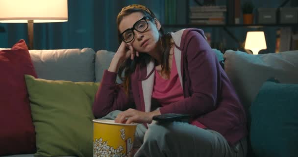 Vrouw Zittend Bank Kijkend Naar Een Saaie Film Eet Popcorn — Stockvideo