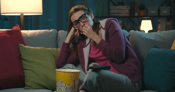 Vrouw Zittend Bank Kijkend Naar Een Saaie Film Eet Popcorn — Stockvideo