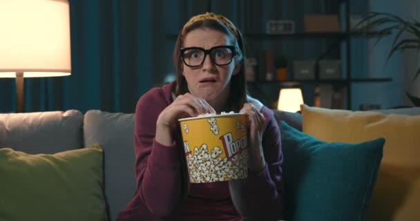 Néz Egy Horror Filmet Otthon Egyedül Eszik Popcorn — Stock videók