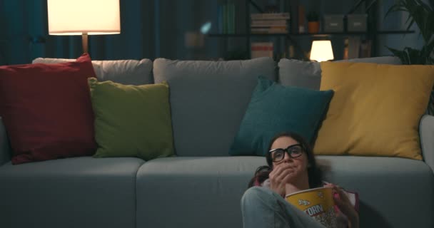 Žena Doma Kouká Televizi Sedí Podlaze Popcorn — Stock video