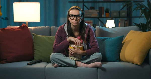 Mujer Viendo Televisión Comiendo Palomitas Maíz Ella Está Sentada Sofá —  Fotos de Stock