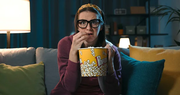 Kvinna Tittar Skrämmande Film Hemma Ensam Och Äter Popcorn — Stockfoto