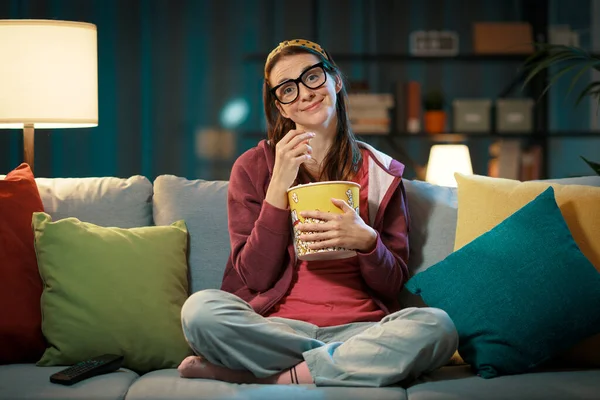 Mulher Feliz Sentada Sofá Assistindo Seu Filme Cromático Favorito Televisão — Fotografia de Stock