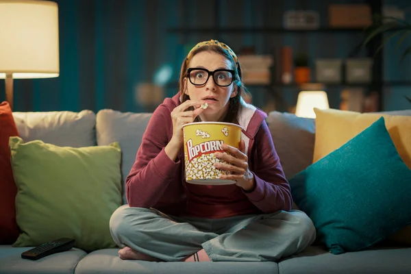 Vrouw Kijken Naar Een Suspense Film Het Eten Van Popcorn — Stockfoto