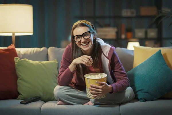 Mulher Assistindo Filme Comédia Comer Pipocas Ela Está Gostando Rindo — Fotografia de Stock