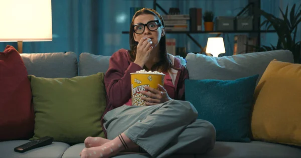 Vrouw Die Televisie Kijkt Popcorn Eet Zit Thuis Bank Staart — Stockfoto