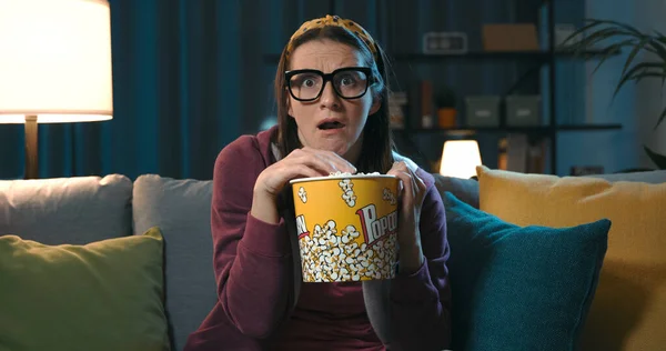 Kvinna Tittar Skrämmande Film Hemma Ensam Och Äter Popcorn — Stockfoto