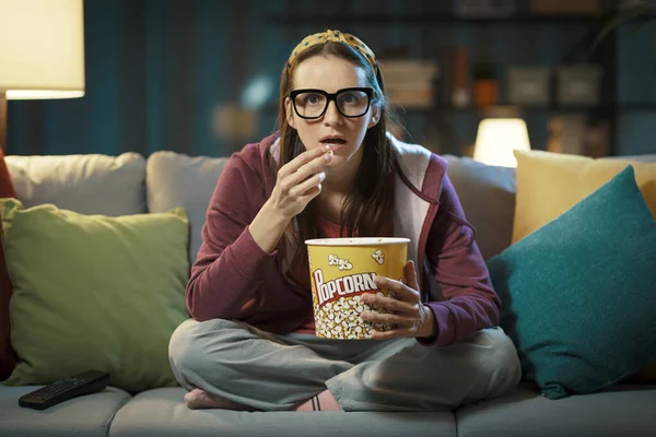 Žena Sleduje Napínavý Film Popcorn — Stock fotografie