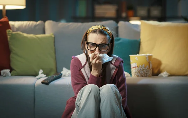 Emocjonalna Kobieta Siedząca Podłodze Oglądająca Romantyczny Film Płacze — Zdjęcie stockowe