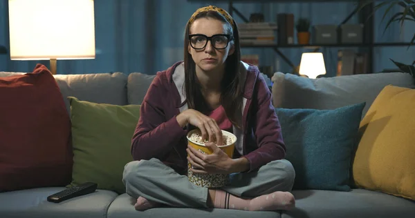 Mujer Viendo Televisión Comiendo Palomitas Maíz Ella Está Sentada Sofá —  Fotos de Stock