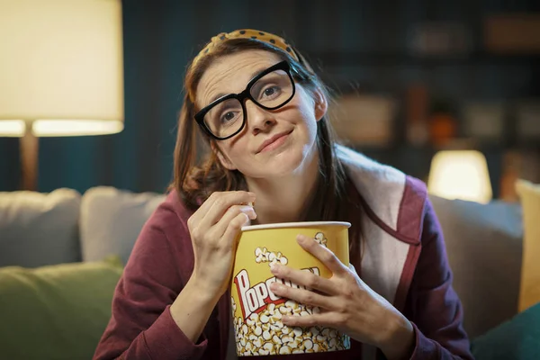 Gelukkig Vrouw Zitten Bank Kijken Naar Haar Favoriete Romatische Film — Stockfoto