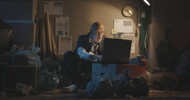 Sokaklarda yaşayan meteliksiz bir işadamı, dizüstü bilgisayarı, ekonomik krizi ve iflas konseptiyle çalışıyor.