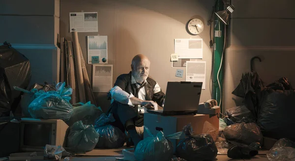 Hajléktalan Üzletember Utcán Dolgozik Egy Laptop Pénzügyi Válság Csőd Koncepció — Stock Fotó