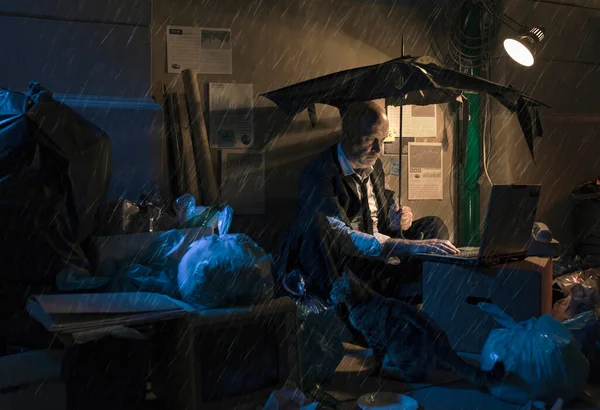 Zusammengebrochener Obdachloser Geschäftsmann Sitzt Auf Der Straße Regen Hat Seinen — Stockfoto