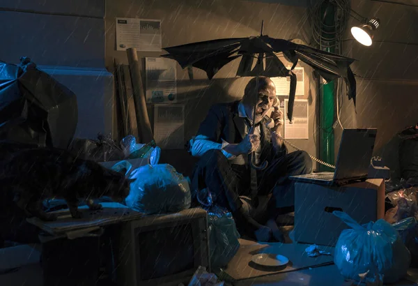 Sokakta Yağmurun Altında Oturan Beş Parasız Işadamı Işini Finansal Kriz — Stok fotoğraf