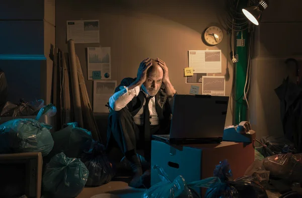 Gebroken Dakloze Zakenman Woont Straat Hij Werkt Met Een Laptop — Stockfoto