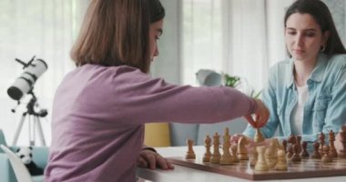 Çocuklar evde satranç oynarken