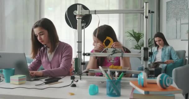 Children learning 3D printing at home — 图库视频影像