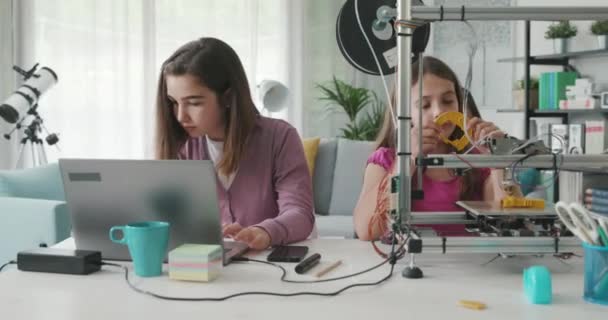 Young girls learning 3D printing at home — 图库视频影像