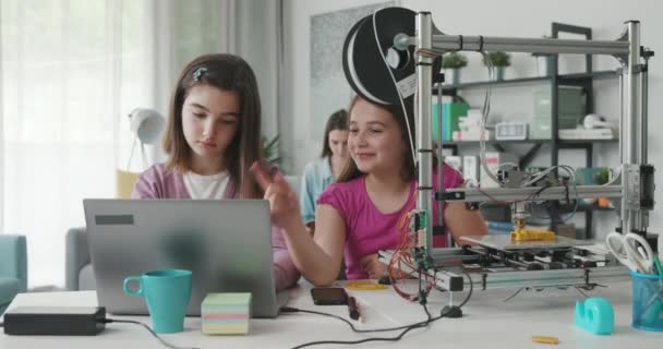 Smart girls learning 3D printing at home — Αρχείο Βίντεο