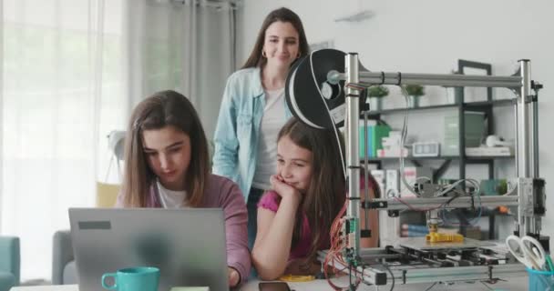 Girls learning 3D printing at home — 图库视频影像