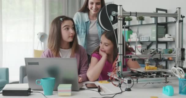 Girls learning 3D printing at home — 图库视频影像