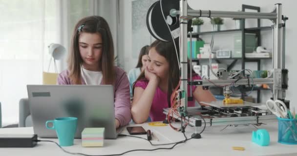 Girls studying together at home and learning 3D printing — Vídeo de stock