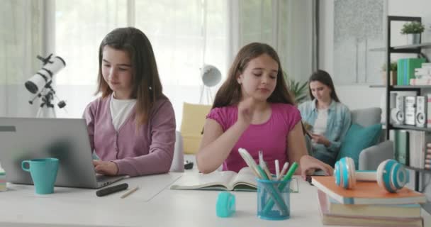 Милі дівчата роблять домашнє завдання і спілкуються онлайн — стокове відео