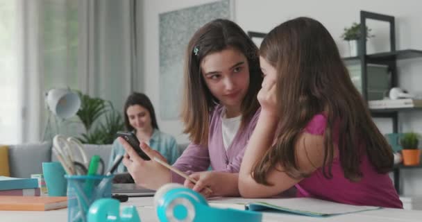 Young girls connecting to social media using their smartphone — Αρχείο Βίντεο