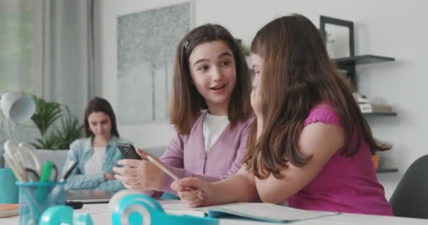 Young girls connecting to social media using their smartphone — Vídeo de Stock
