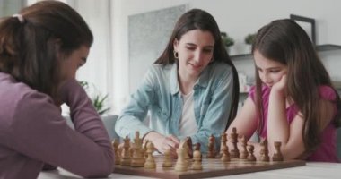 Çocuklar evde satranç oynarken