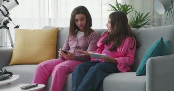 Mother and kids watching videos online together — Stockvideo
