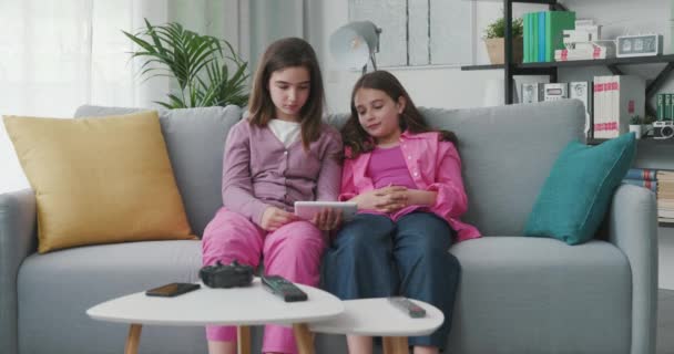 Cute happy girls watching videos online together — Vídeo de Stock