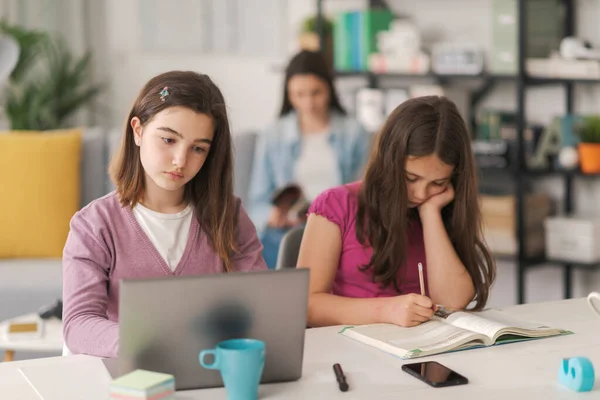 Молодые Девушки Сидят Столом Учатся Используют Ноутбук Читают Книгу — стоковое фото