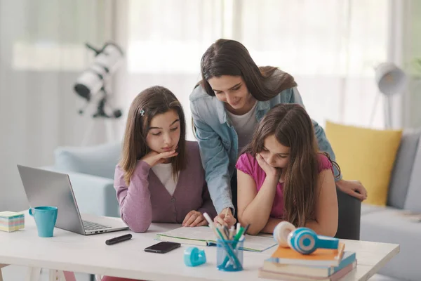 Happy Students Doing Homework Together Education Learning Home Concept — Stockfoto