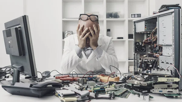 Frustrated Exhausted Technician Trying Repair Computer His Desk Full Computer — Stock Photo, Image