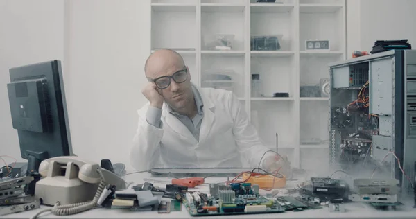 Técnico Frustrado Estressado Sentado Mesa Seu Escritório Ele Danificou Computador — Fotografia de Stock