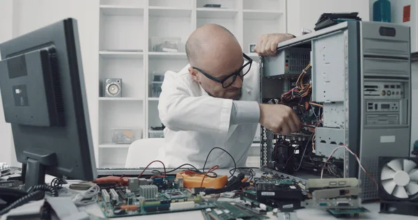 Technicus Zit Achter Het Bureau Repareert Een Computer Met Een — Stockfoto